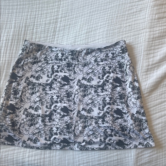 Tranquility by Colorado Clothing Black and White Floral Pencil SKORT Large - Picture 2 of 3